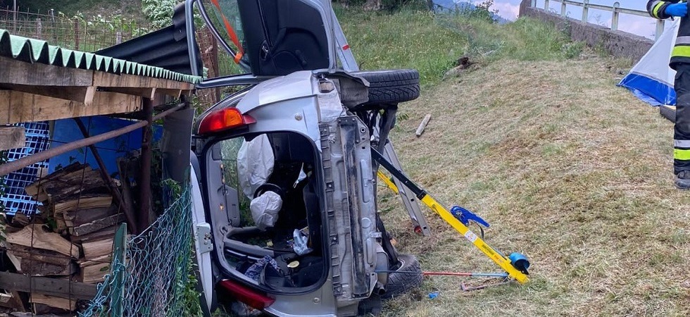 Perde il controllo del mezzo che si ribalta e finisce fuori strada: grave incidente sulla Ss237